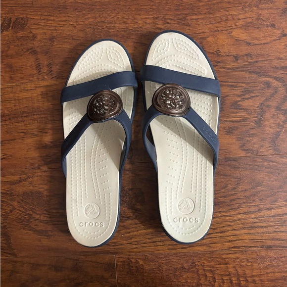 CROCS Shoes - CROCS Sanrah Silver Circle Medallion Ring Sandals Navy Blue and Stucco Size 9